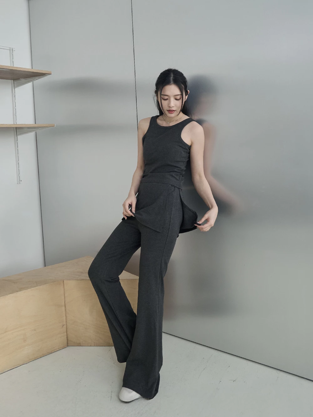 兩件式-削肩背心+微喇叭休閒長褲