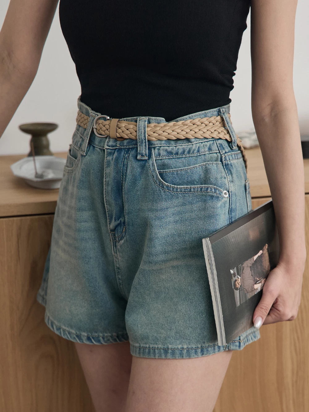 水洗刷色牛仔短褲-附腰帶