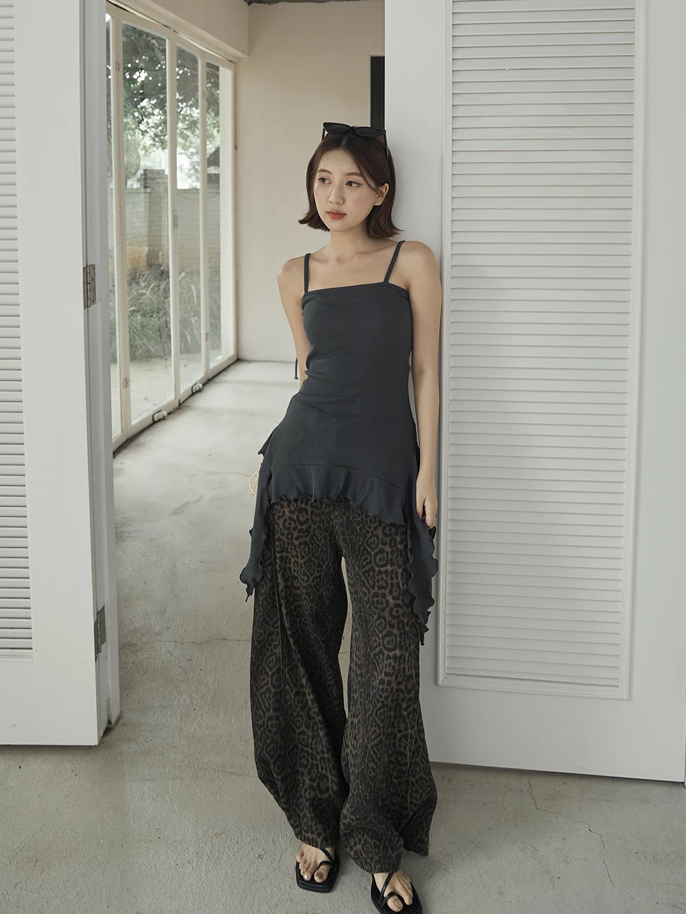 正韓-不規則捲邊飄帶背心