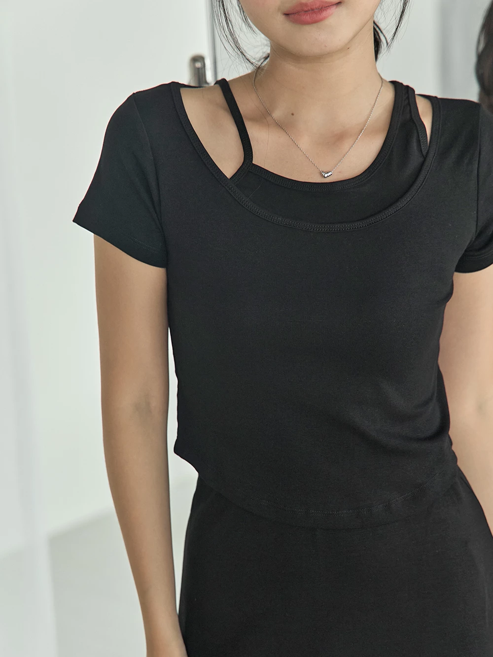 不對稱露肩假兩件上衣