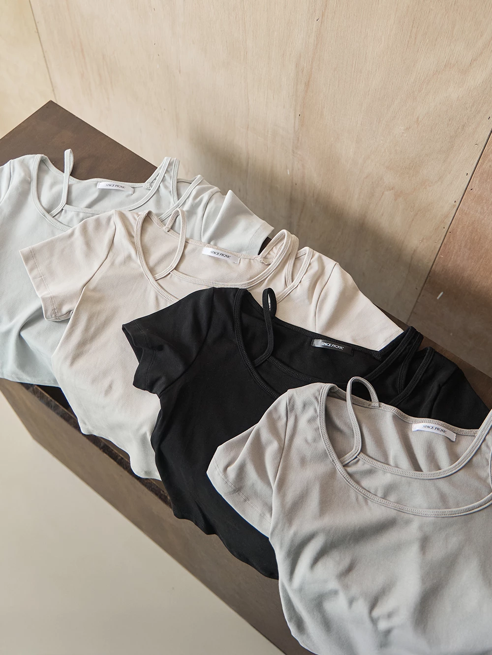 不對稱露肩假兩件上衣