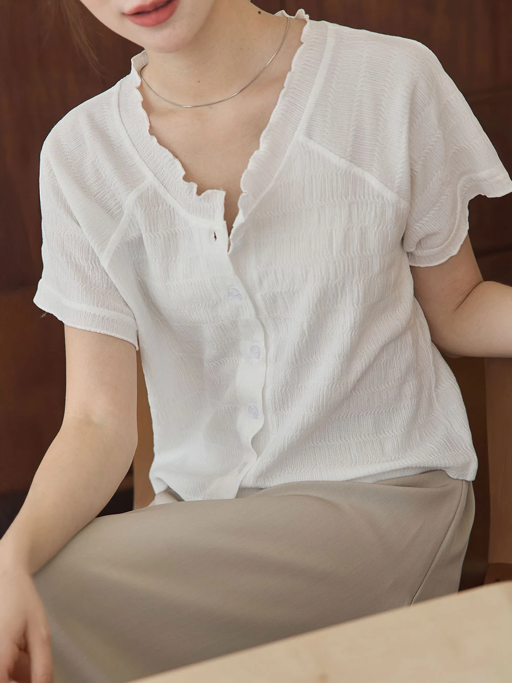 木耳邊圓領排釦上衣