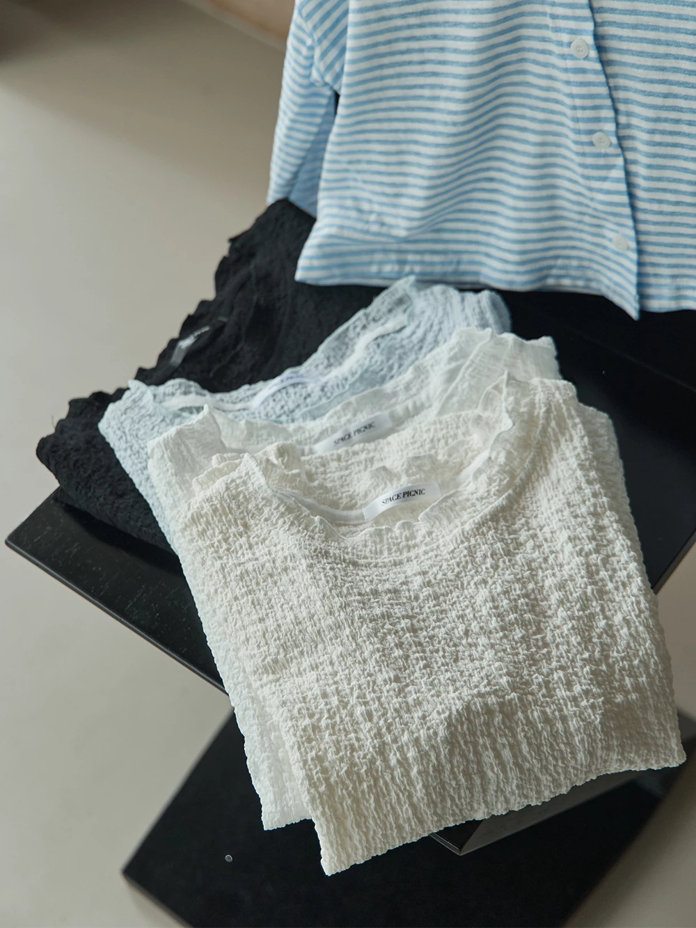 壓紋捲邊短袖上衣