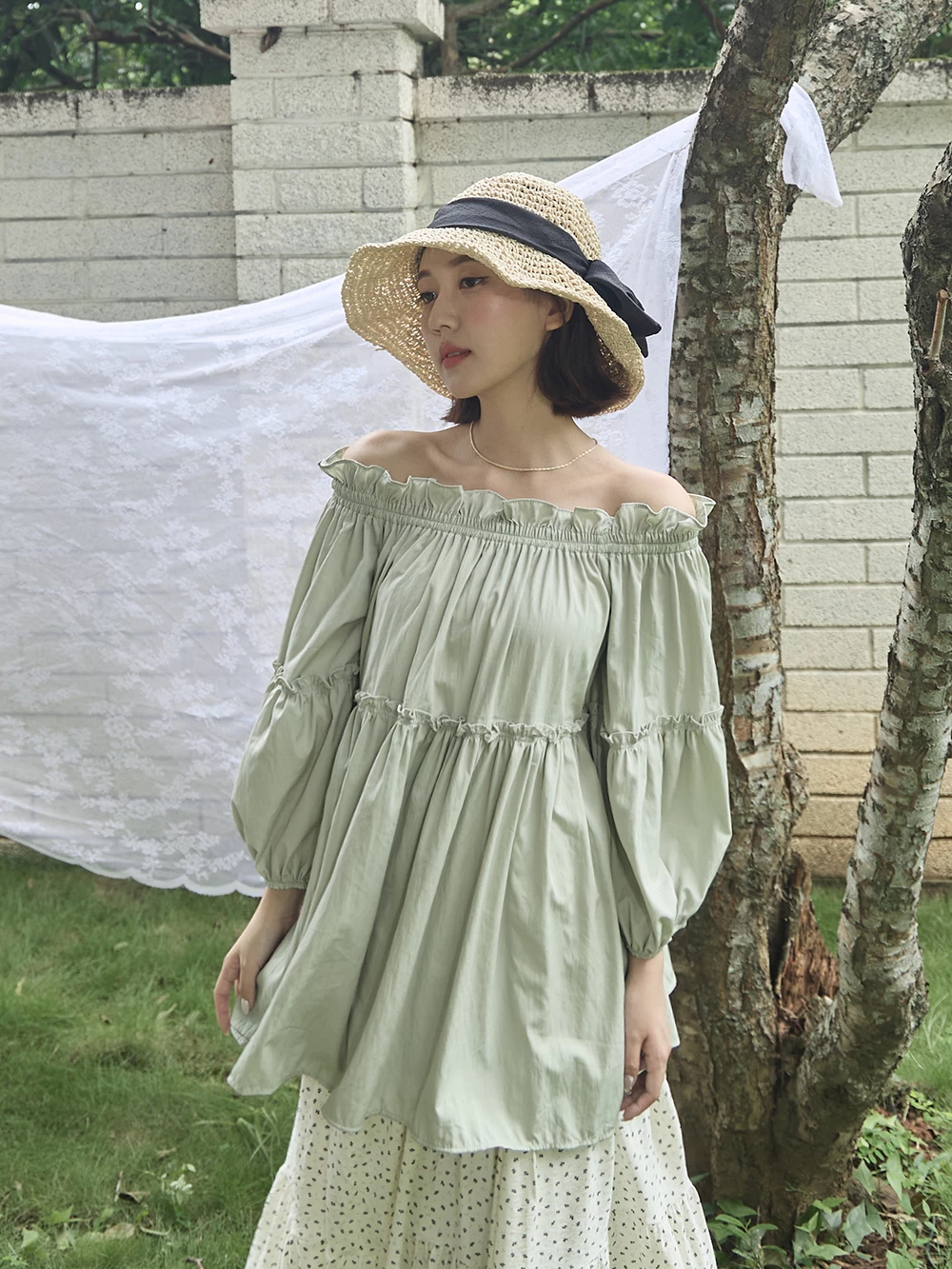 鬆緊一字領荷葉邊上衣