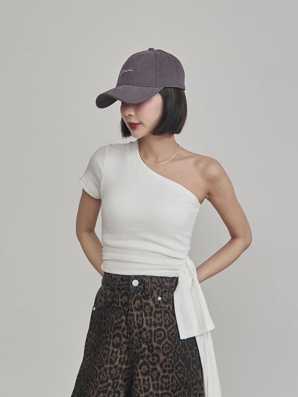 斜肩不對稱胸墊上衣