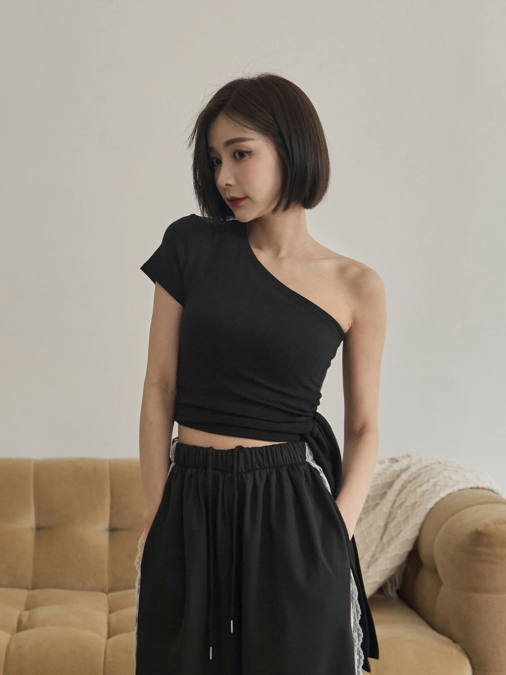 斜肩不對稱胸墊上衣