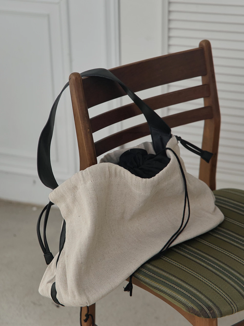 PU拼接帆布抽繩側背包