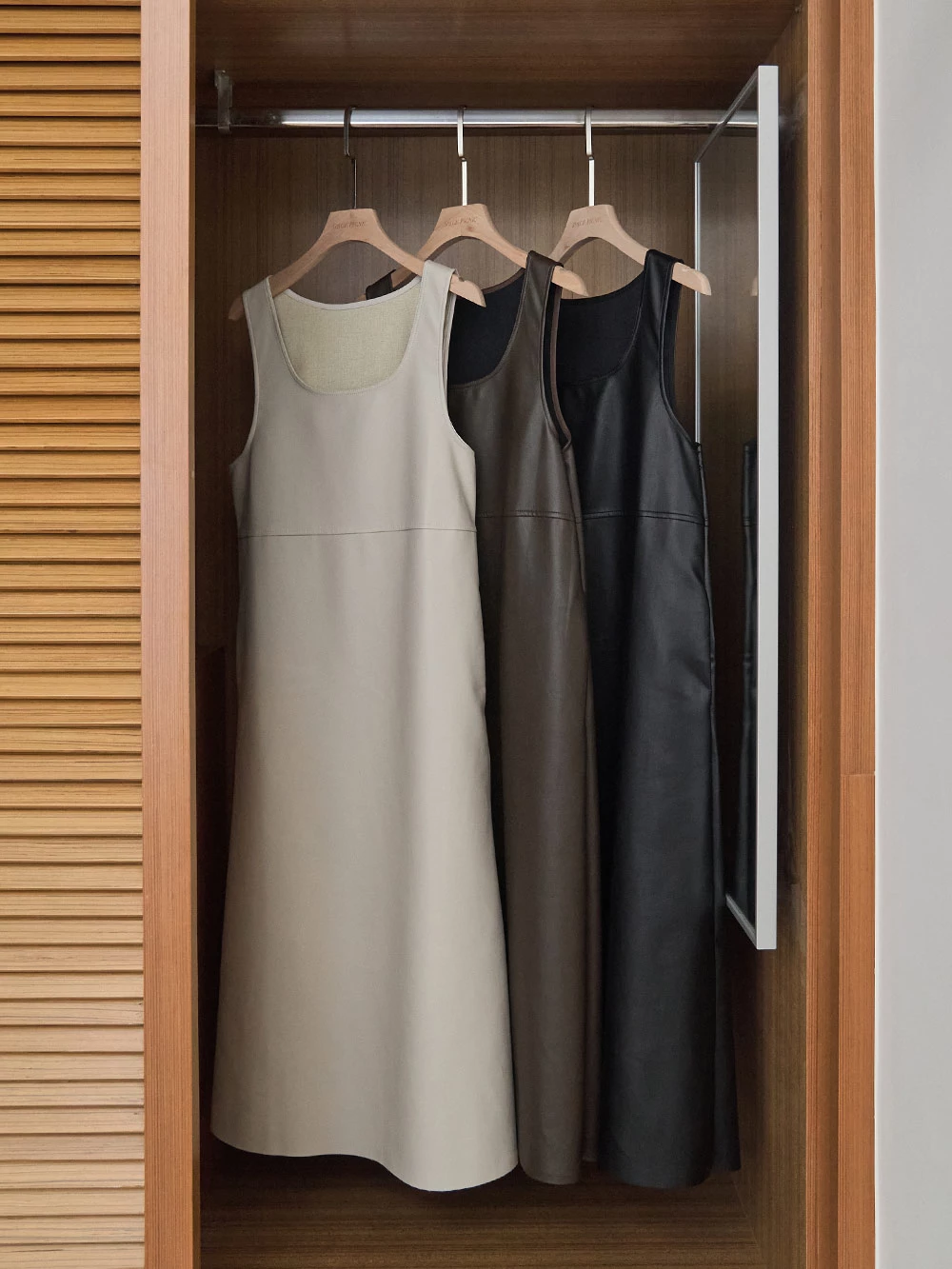 方領皮革背心洋裝