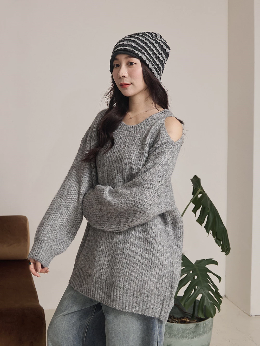 露肩圓領針織上衣