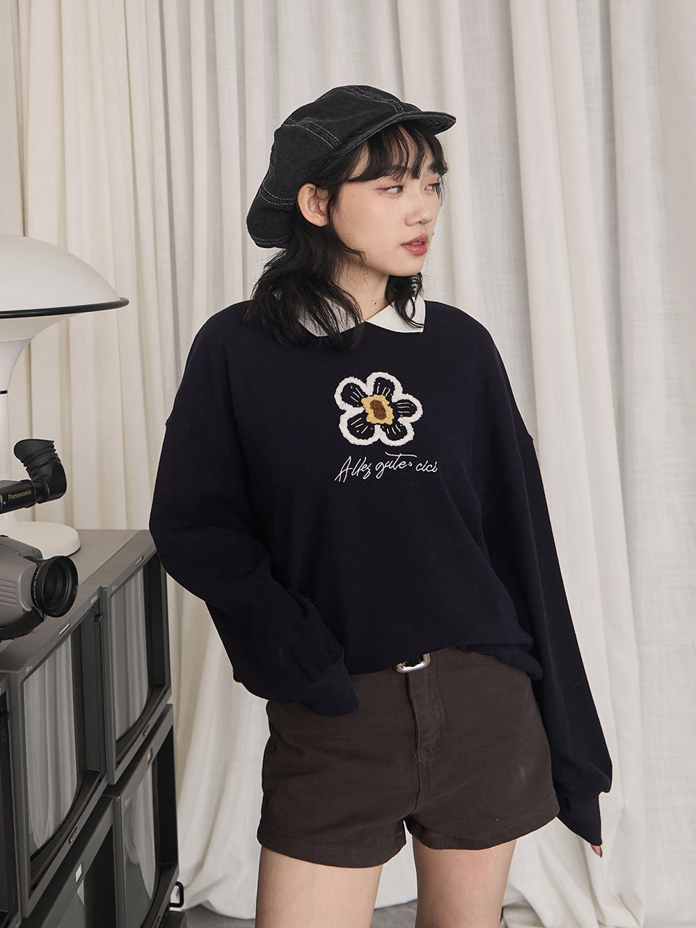 撞色翻領磨毛花朵大學T