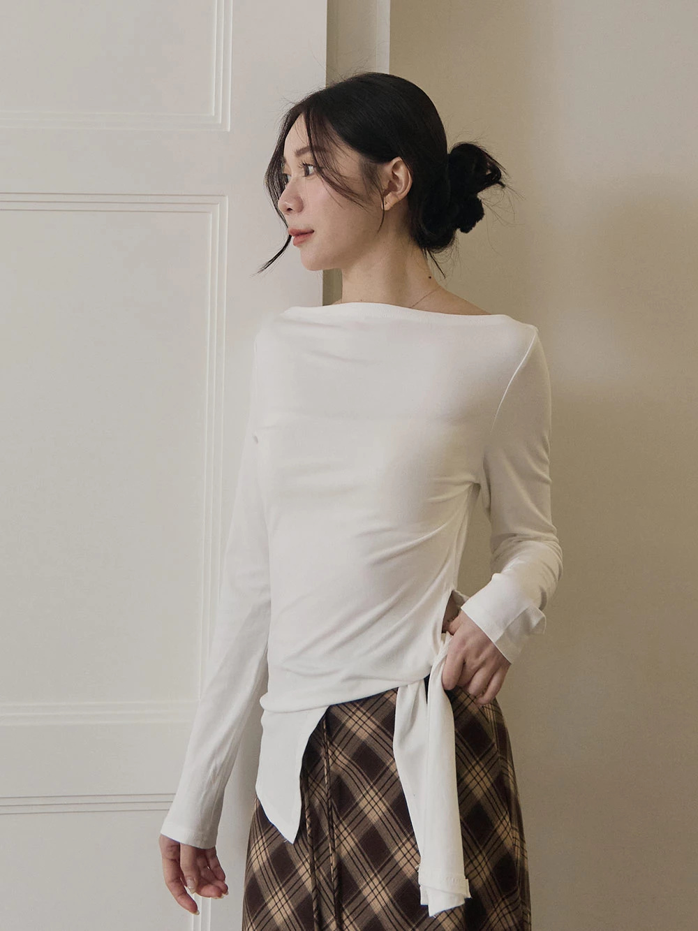 不對稱側綁帶寬領上衣