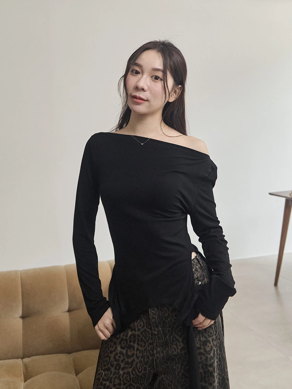 不對稱側綁帶寬領上衣