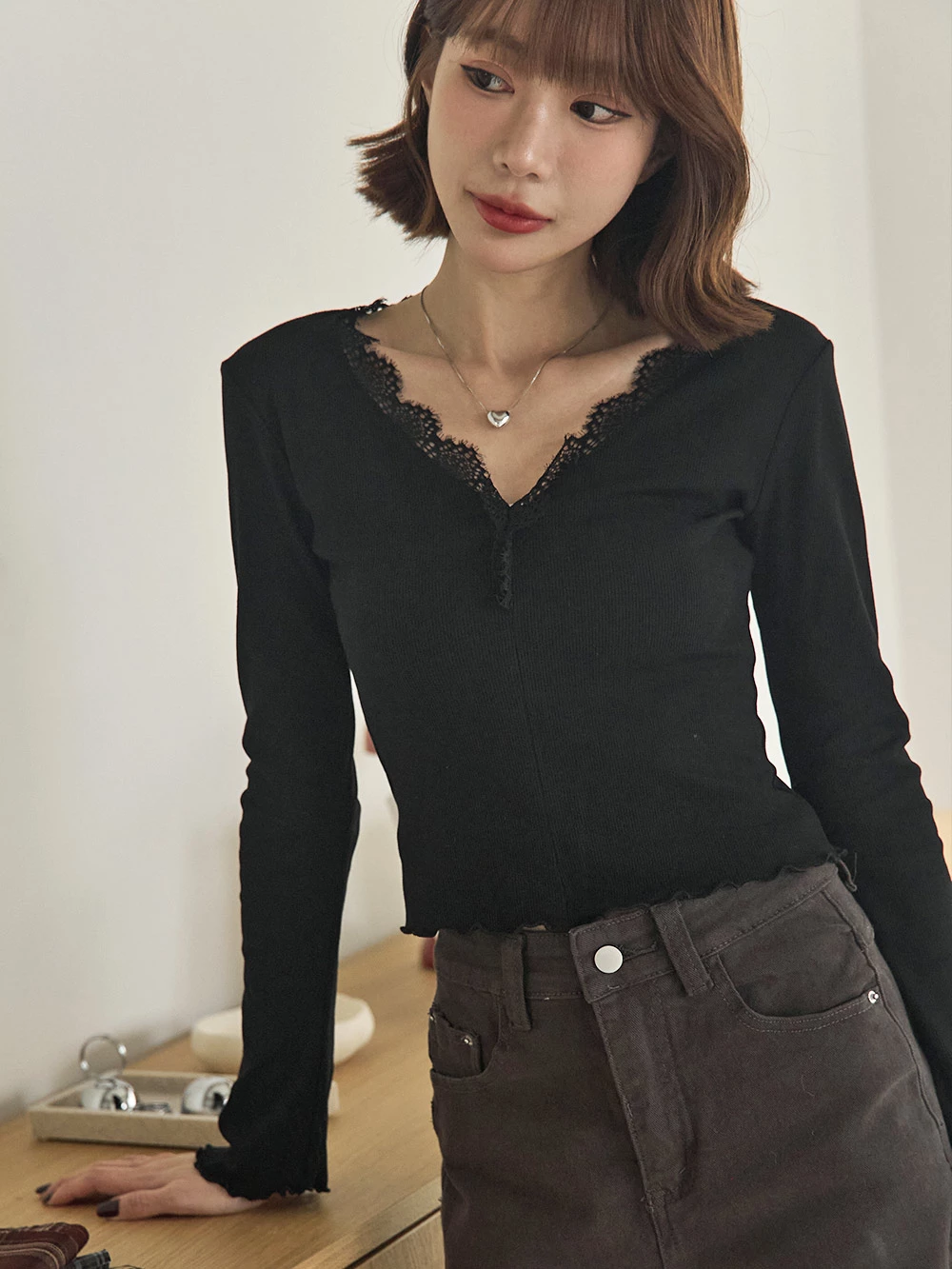 蕾絲V領捲邊上衣