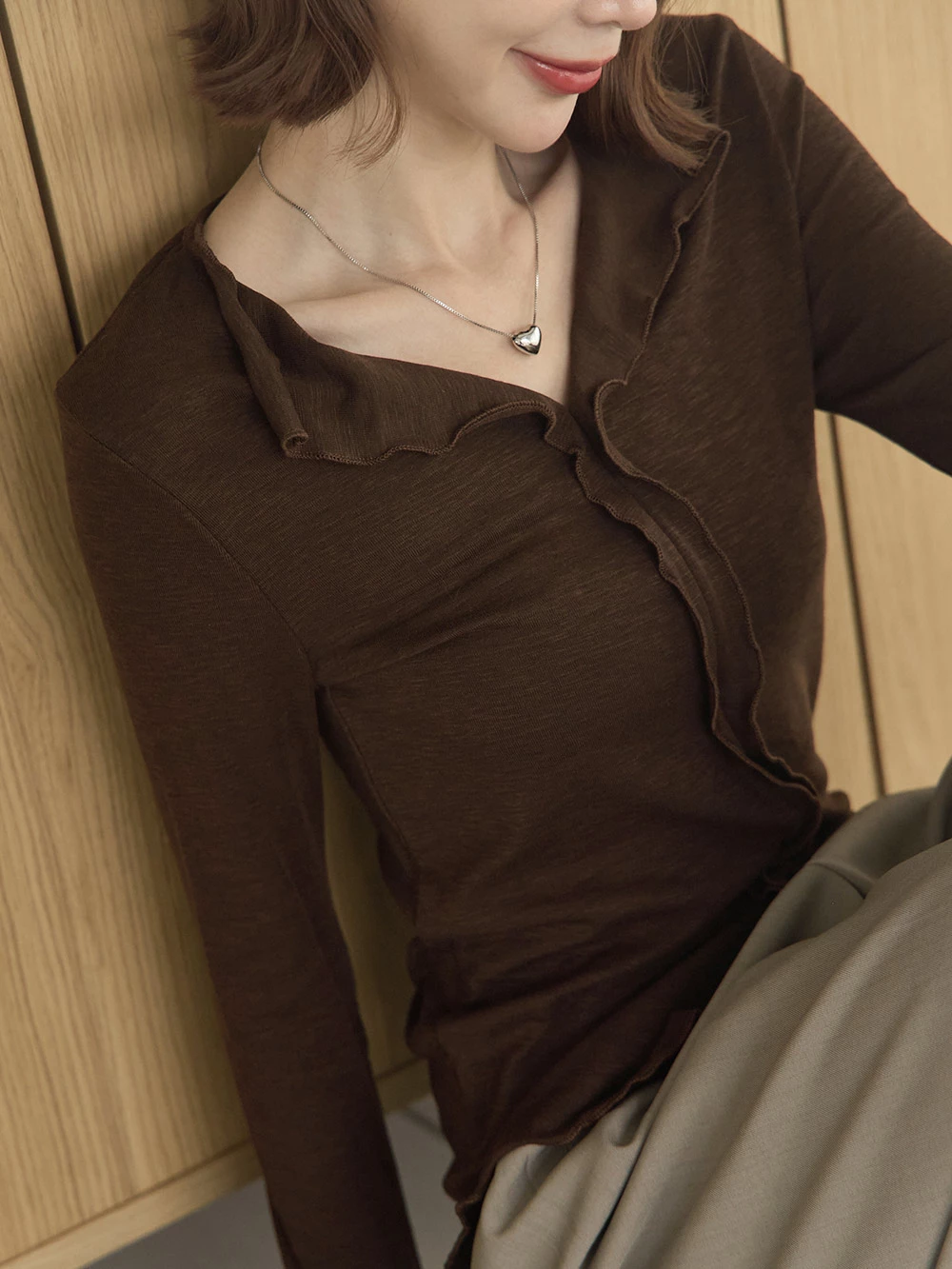 木耳邊翻領V領上衣