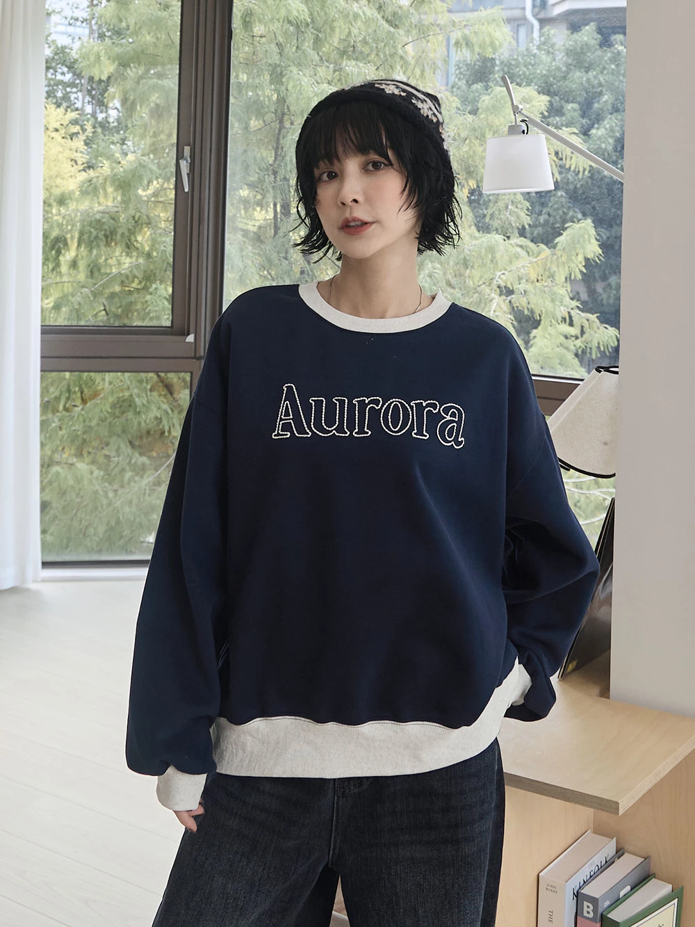 Aurora繡字撞色大學T