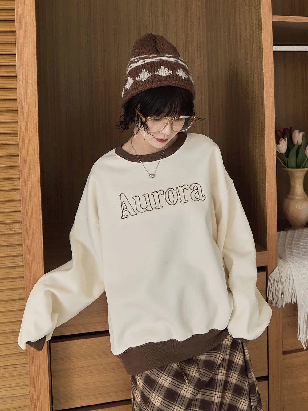 Aurora繡字撞色大學T