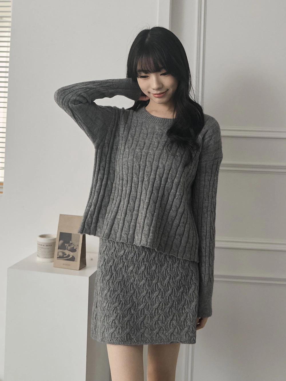 兩件式-坑條針織上衣+縷空短裙