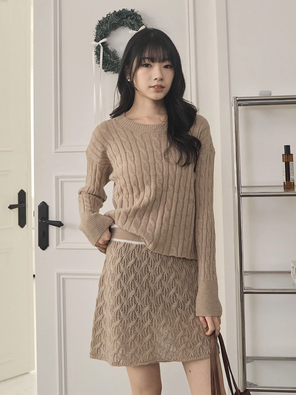 兩件式-坑條針織上衣+縷空短裙
