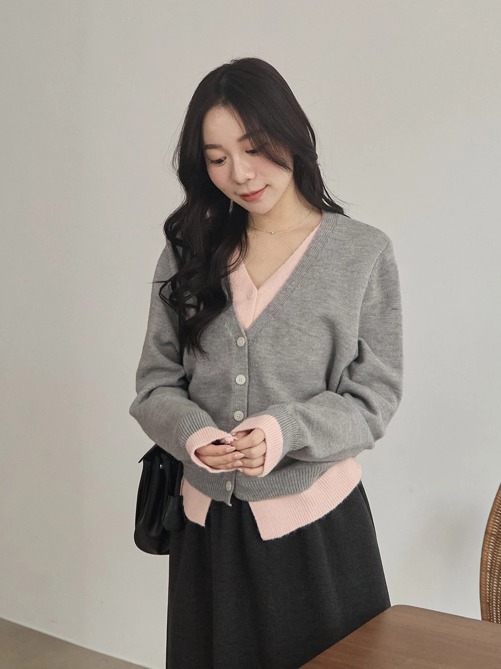 假兩件V領針織排釦上衣