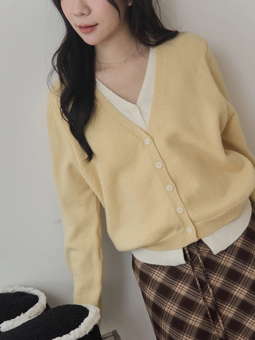 假兩件V領針織排釦上衣