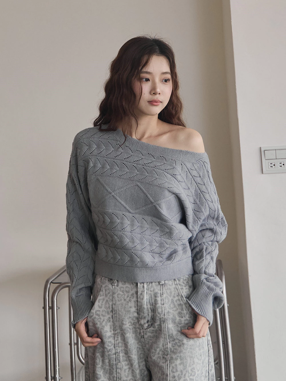 鏤空一字領短版針織上衣