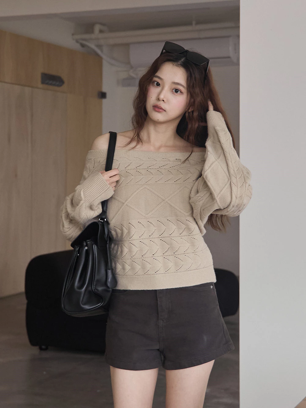 鏤空一字領短版針織上衣