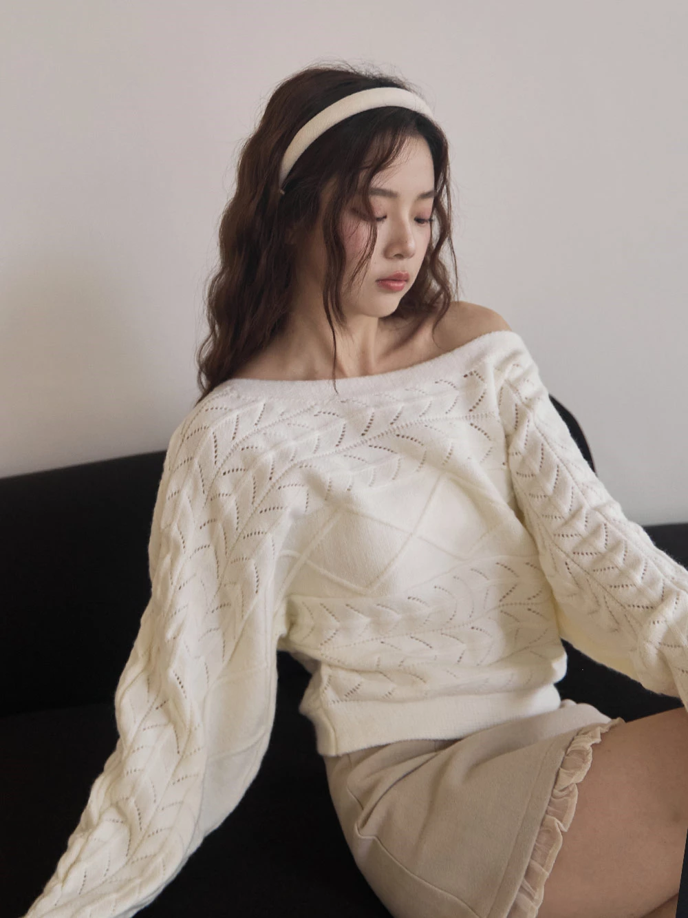 鏤空一字領短版針織上衣