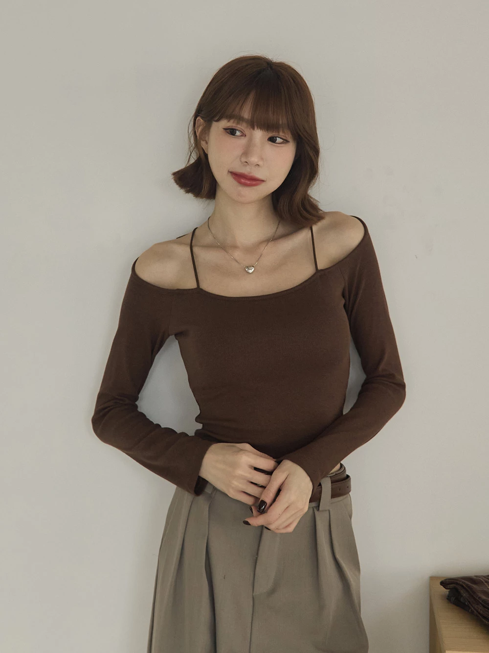 細肩一字領胸墊上衣