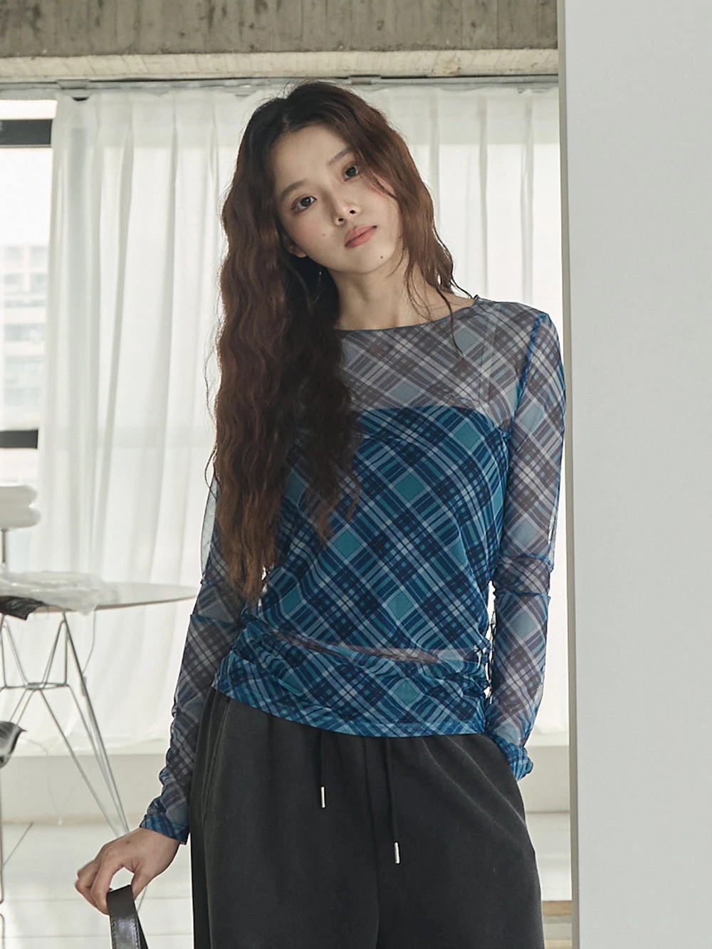 拼色格紋捲邊透膚上衣