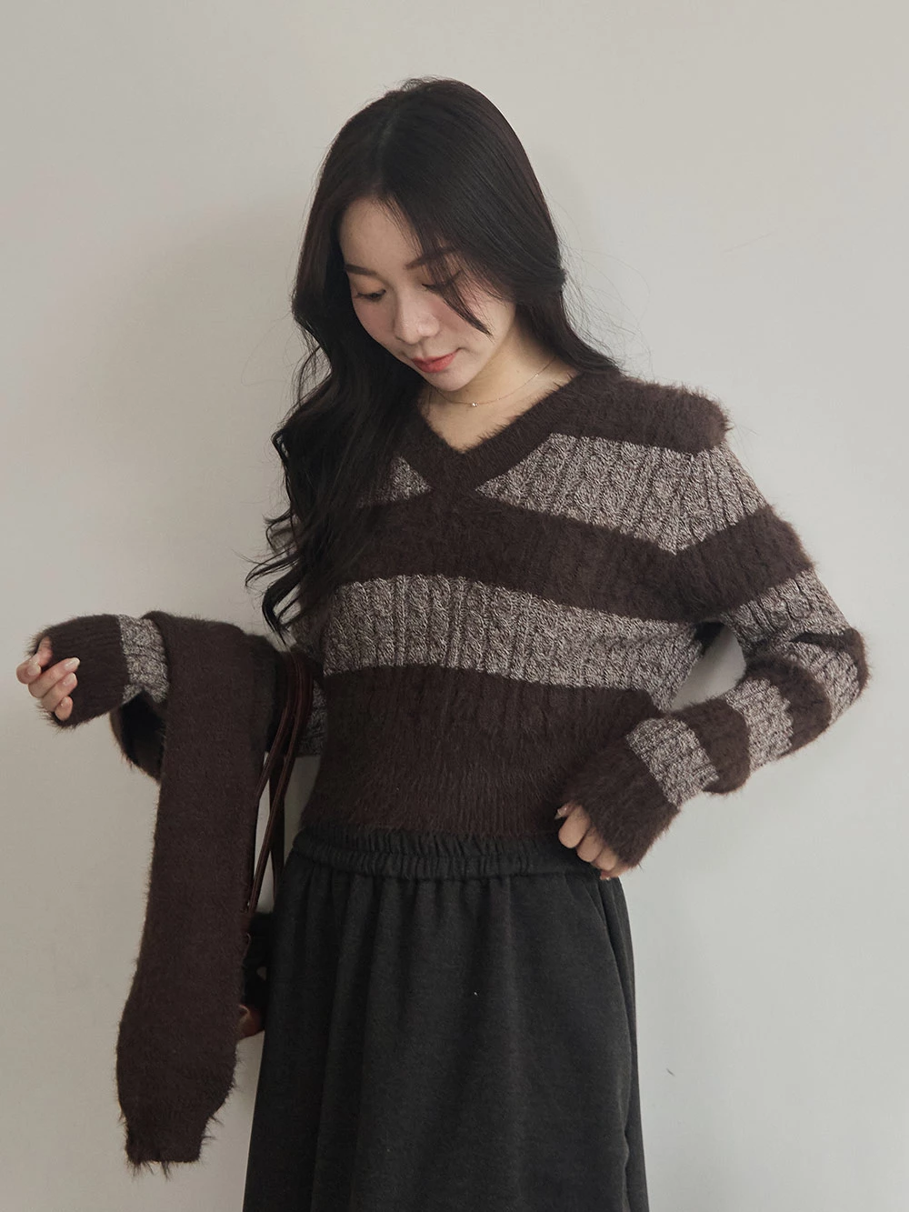 V領水貂毛拼色針織上衣+圍巾