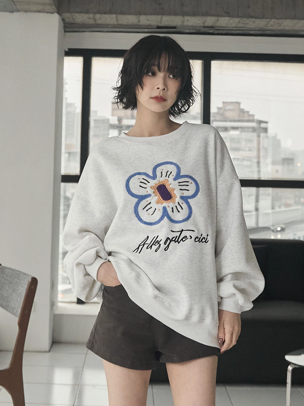 刺繡花朵內刷絨大學T