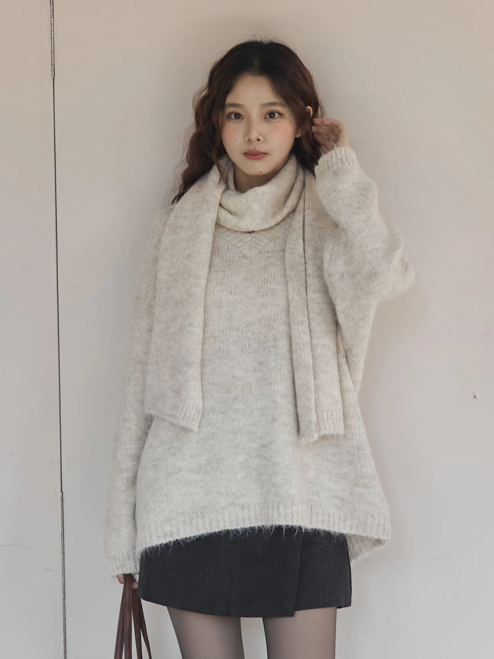 混毛感V領針織上衣-附圍巾