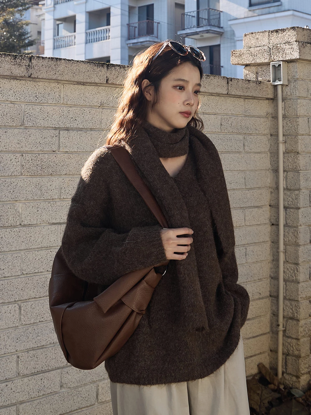 混毛感V領針織上衣-附圍巾