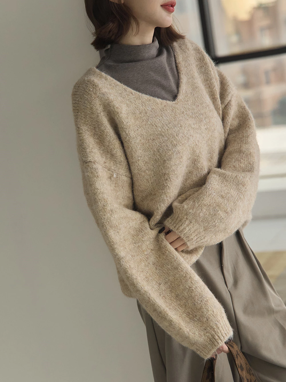 寬鬆澎袖V領針織上衣