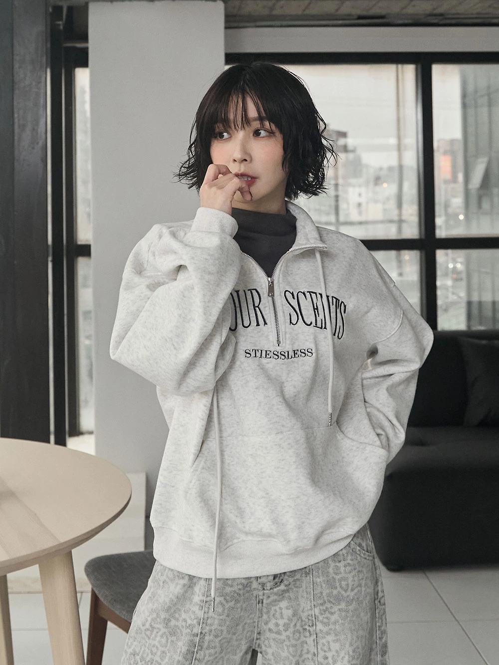 刺繡字母拉鍊內刷毛大學T