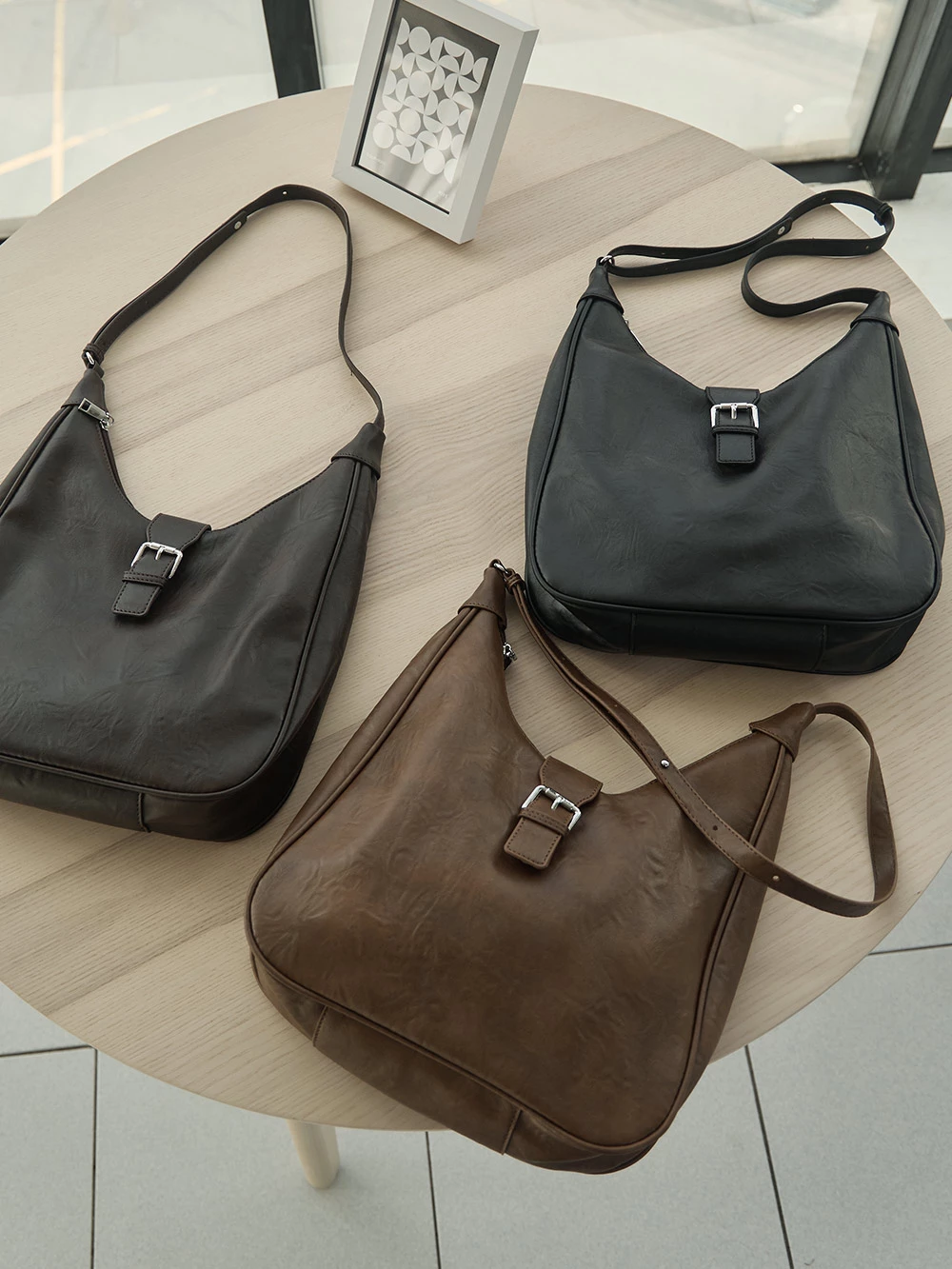 皮帶釦造型皮革單肩包