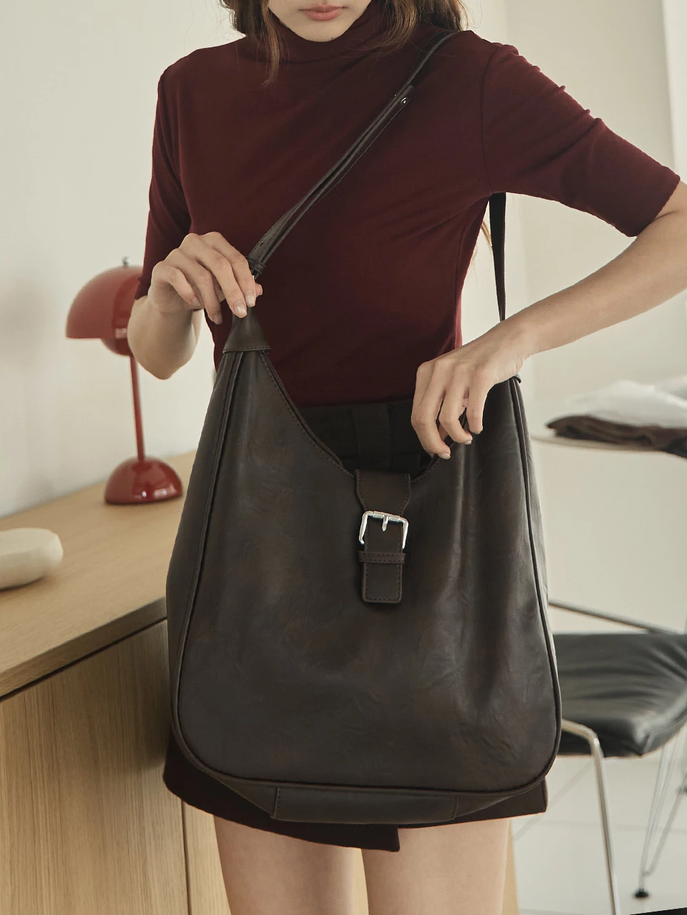 皮帶釦造型皮革單肩包