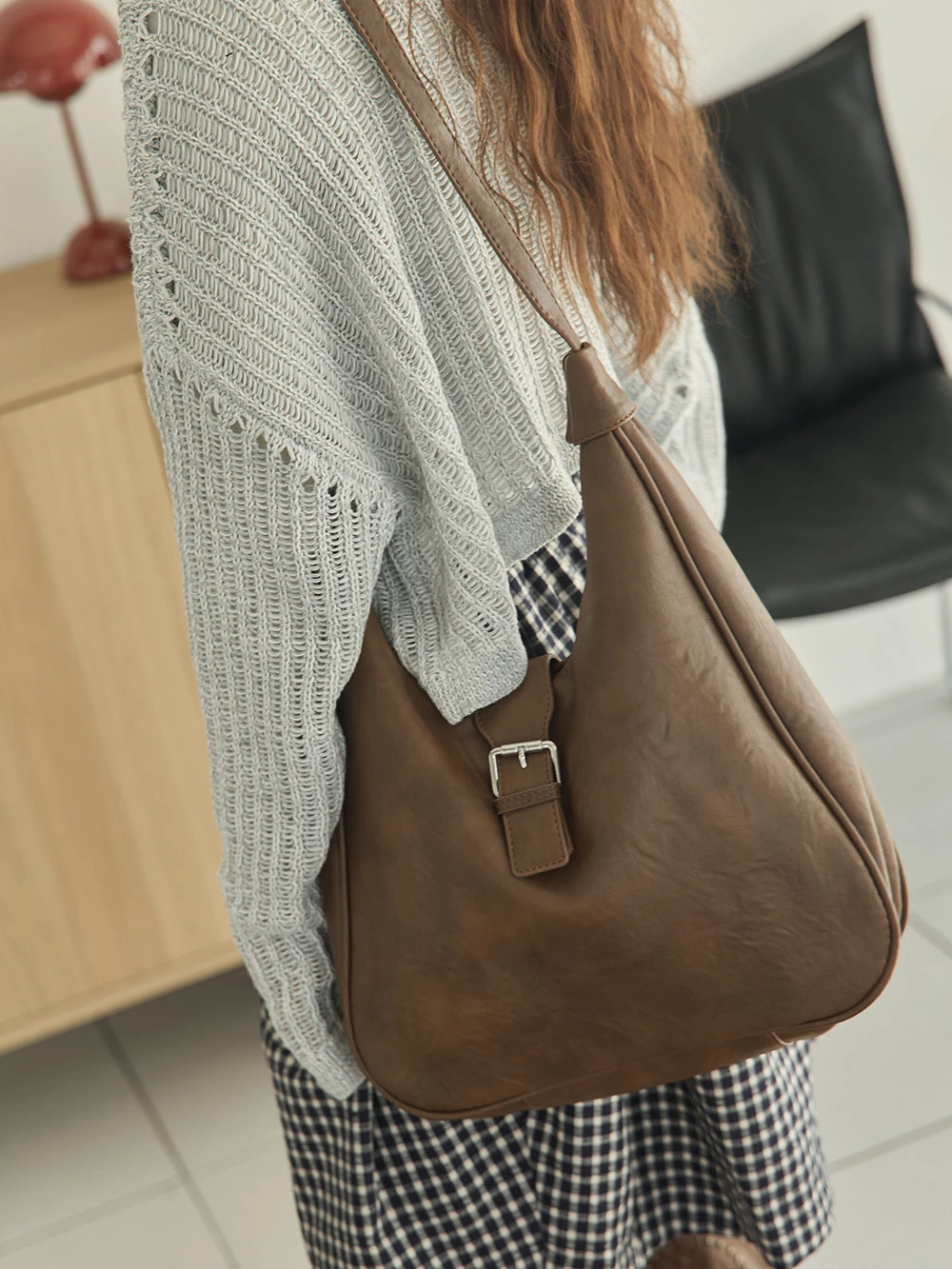 皮帶釦造型皮革單肩包