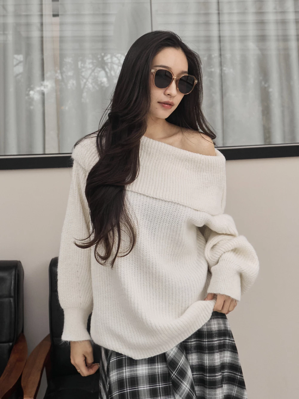 寬版一字領針織上衣