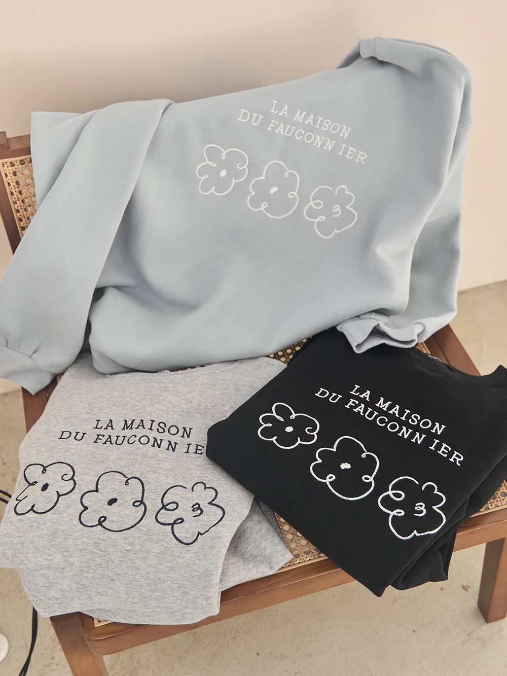 刺繡小花圓領大學T