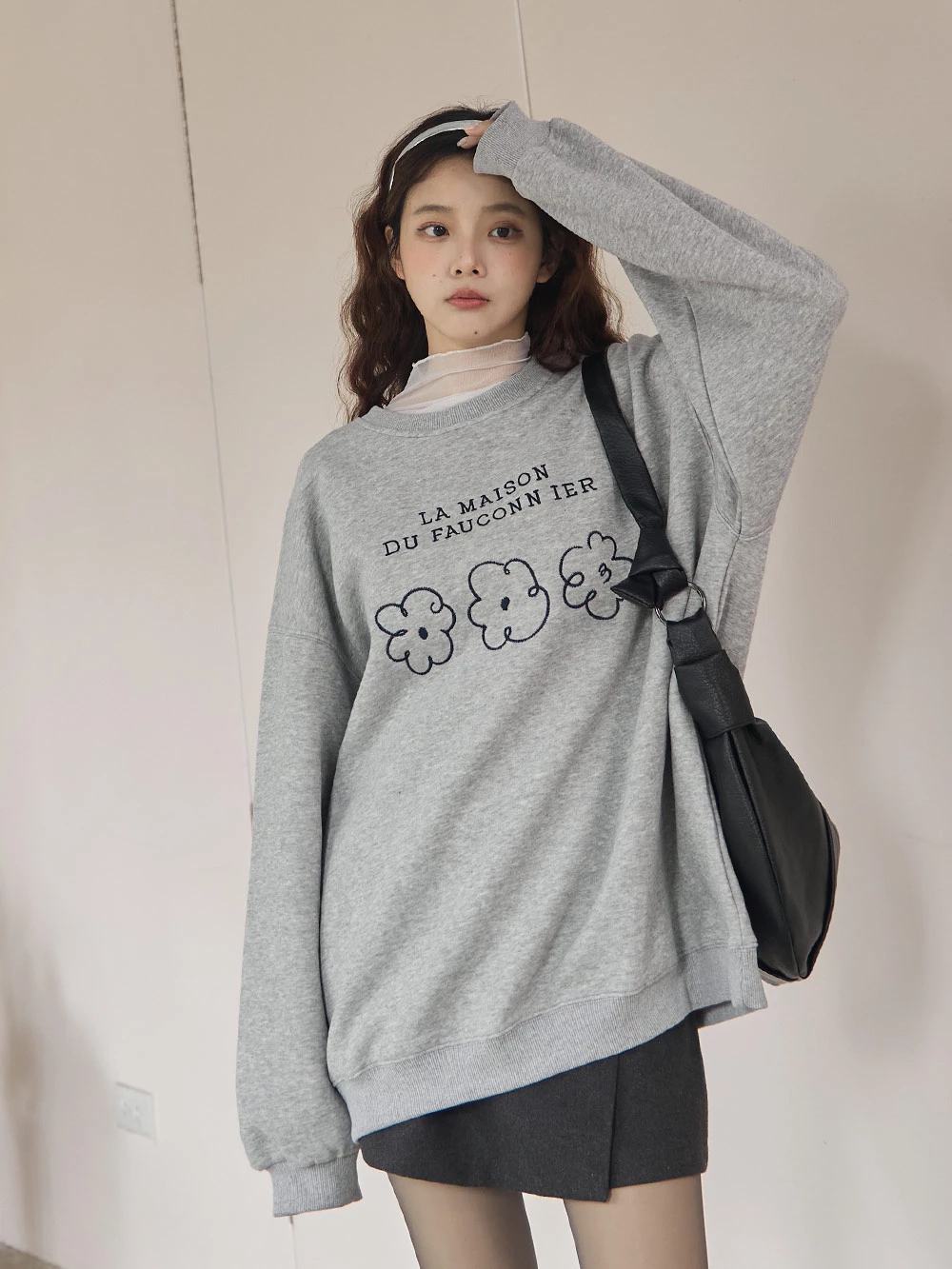 刺繡小花圓領大學T