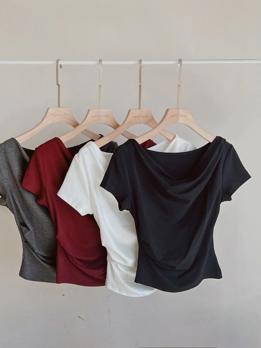 垂領抓皺柔彈短袖上衣