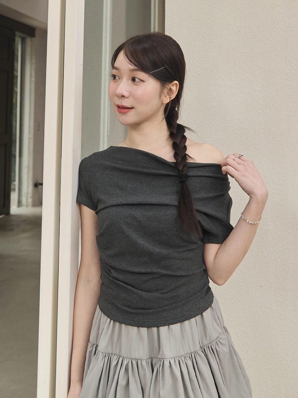 垂領抓皺柔彈短袖上衣