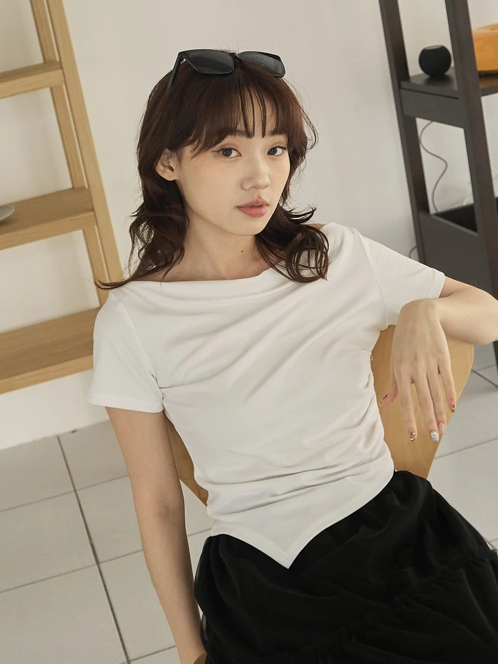 垂領不對稱下擺柔彈短袖上衣