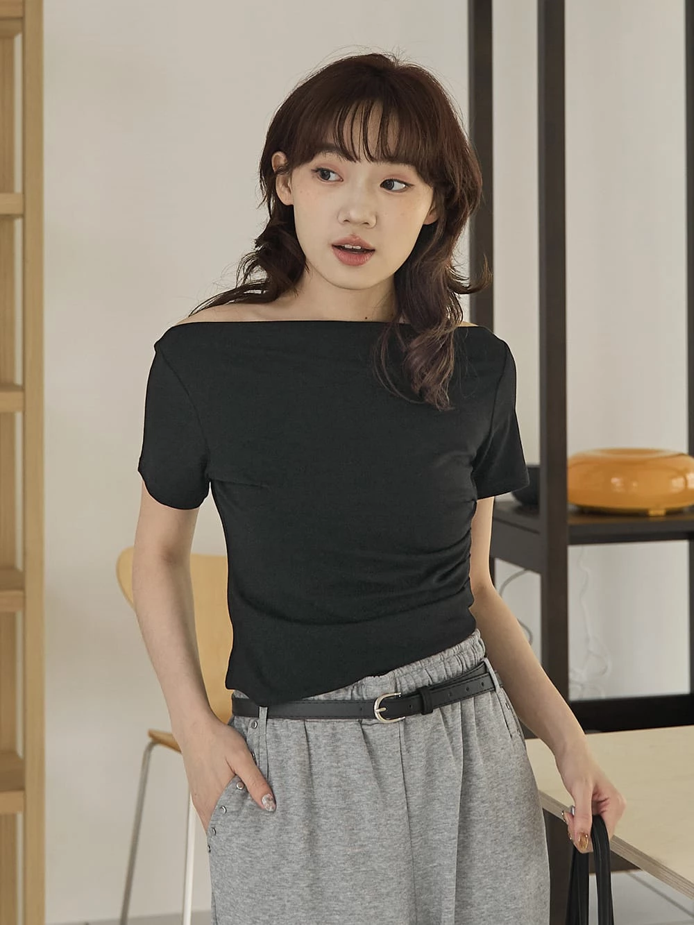 垂領不對稱下擺柔彈短袖上衣