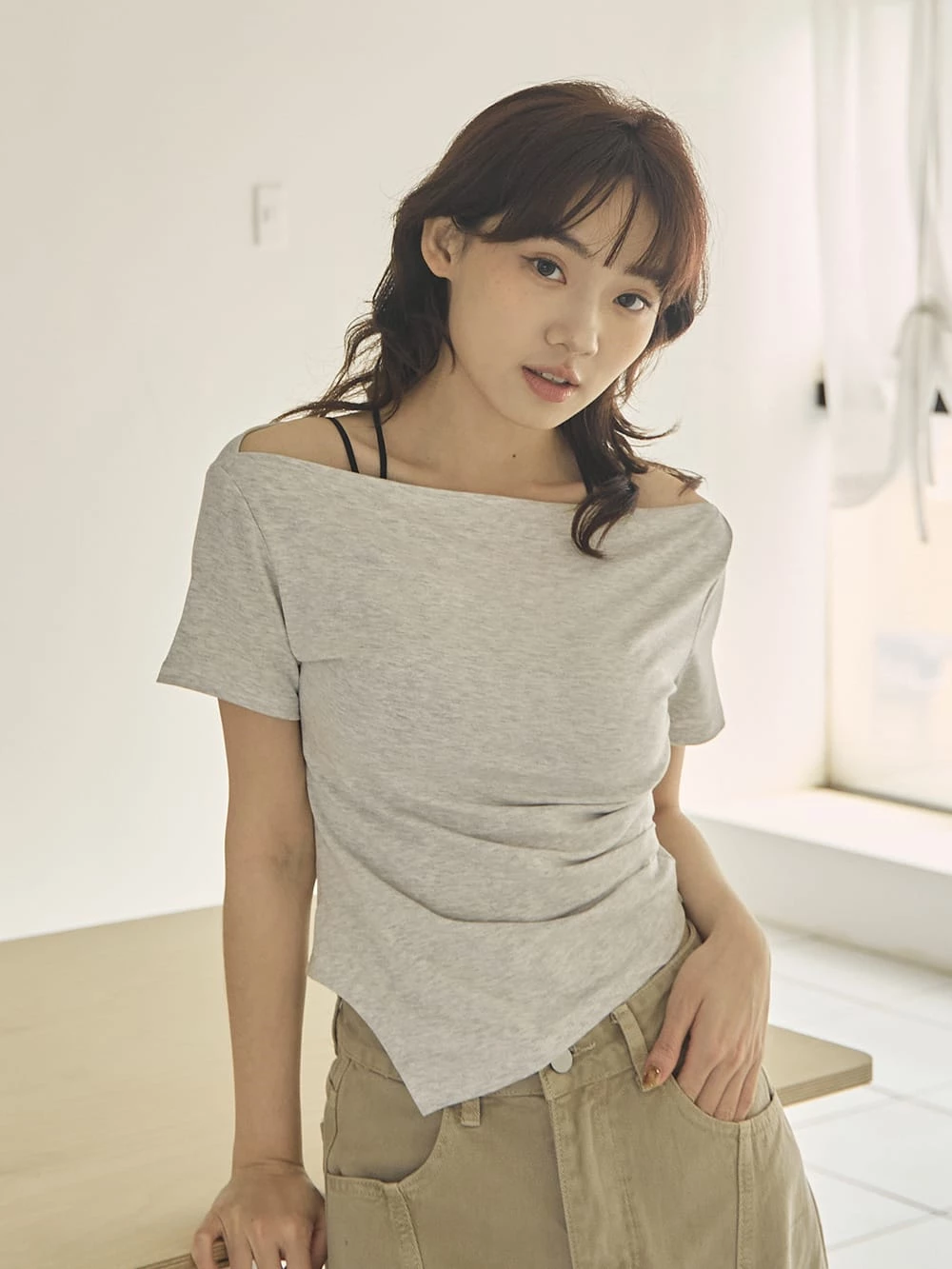 垂領不對稱下擺柔彈短袖上衣