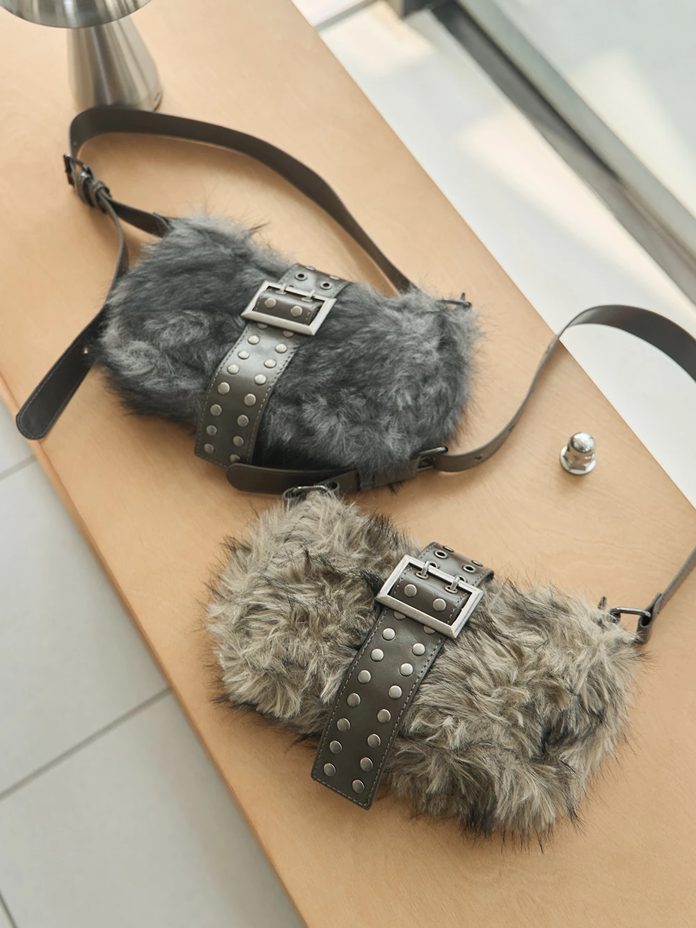 復古絨毛鉚釘單肩包