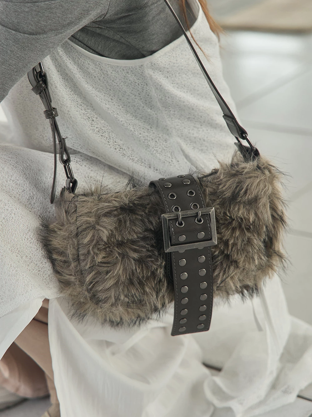 復古絨毛鉚釘單肩包