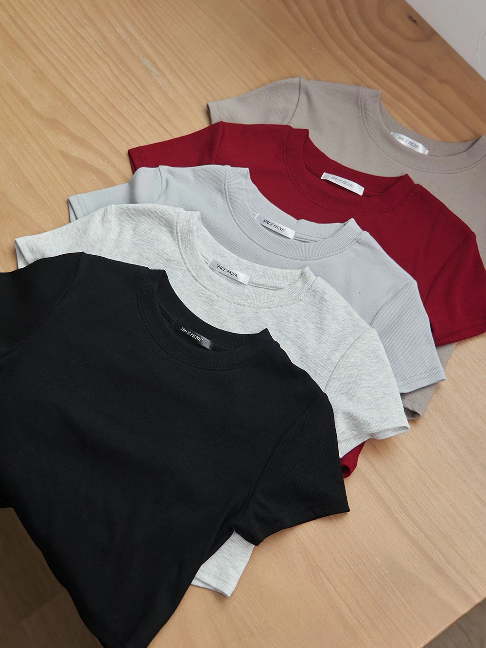 坑條短版圓領上衣