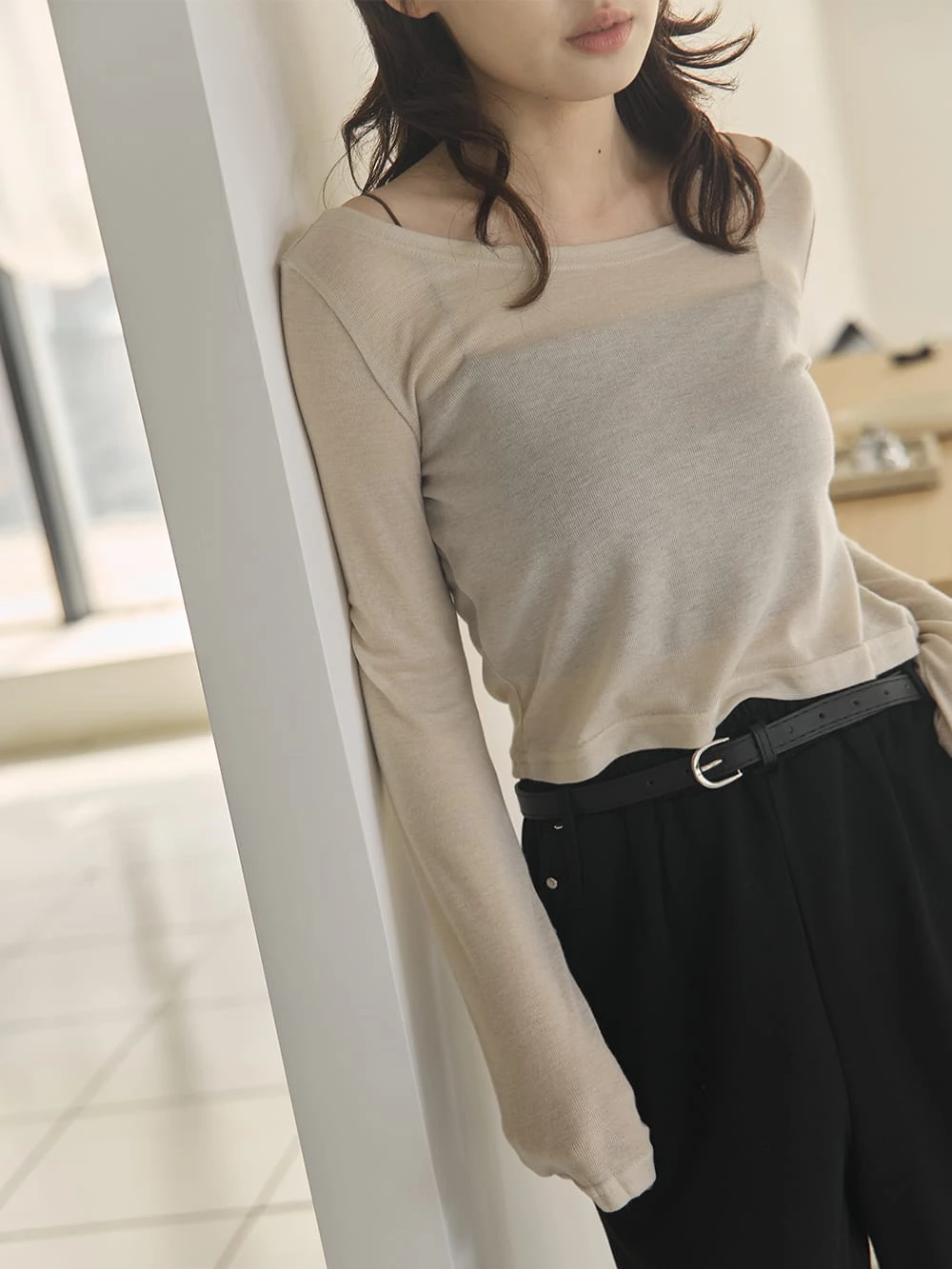 大圓領輕透短版上衣